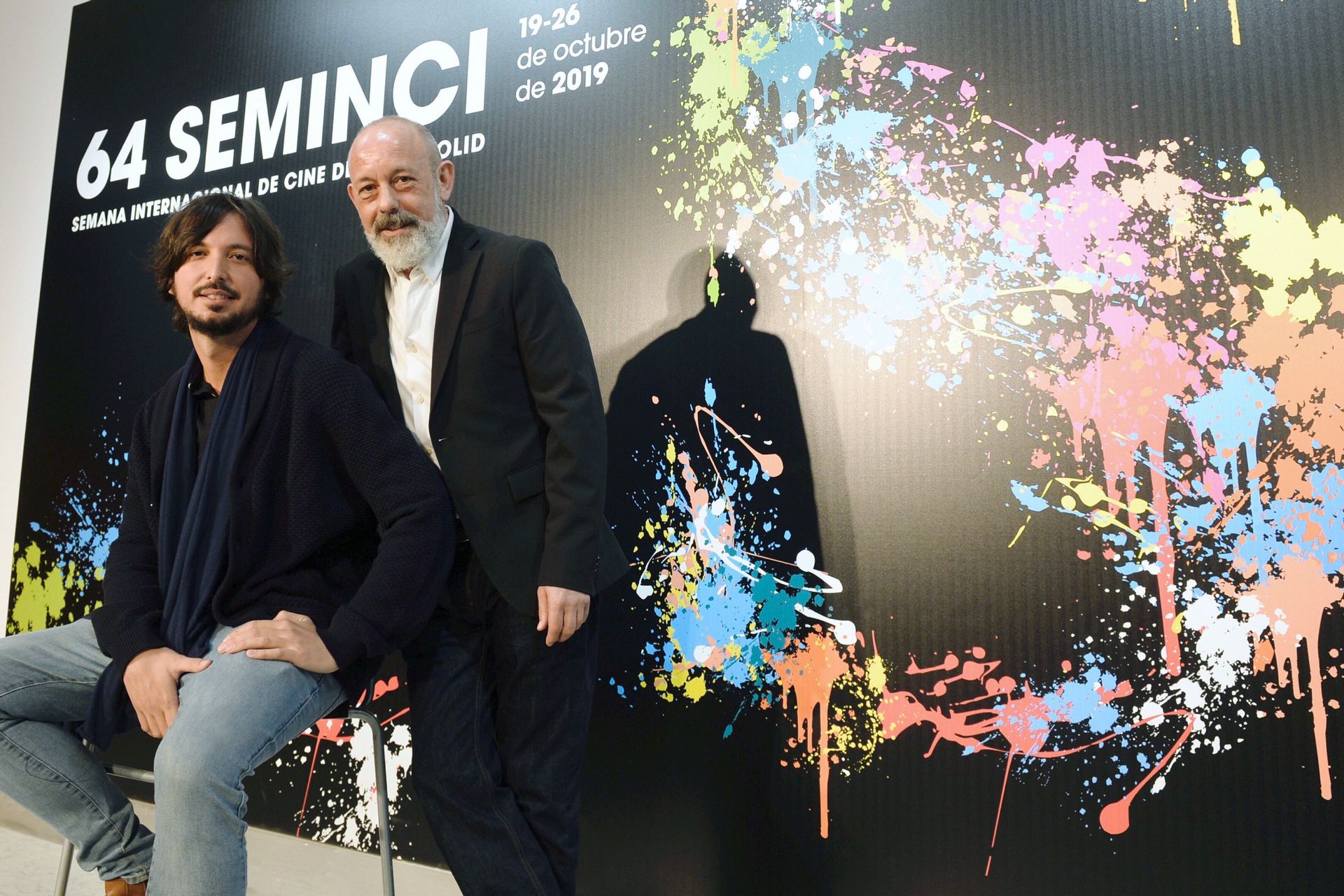 El director de ‘El plan’, Carlos Polo, junto al actor Chema del Barco en la presentación de la película en la Seminci. / efe