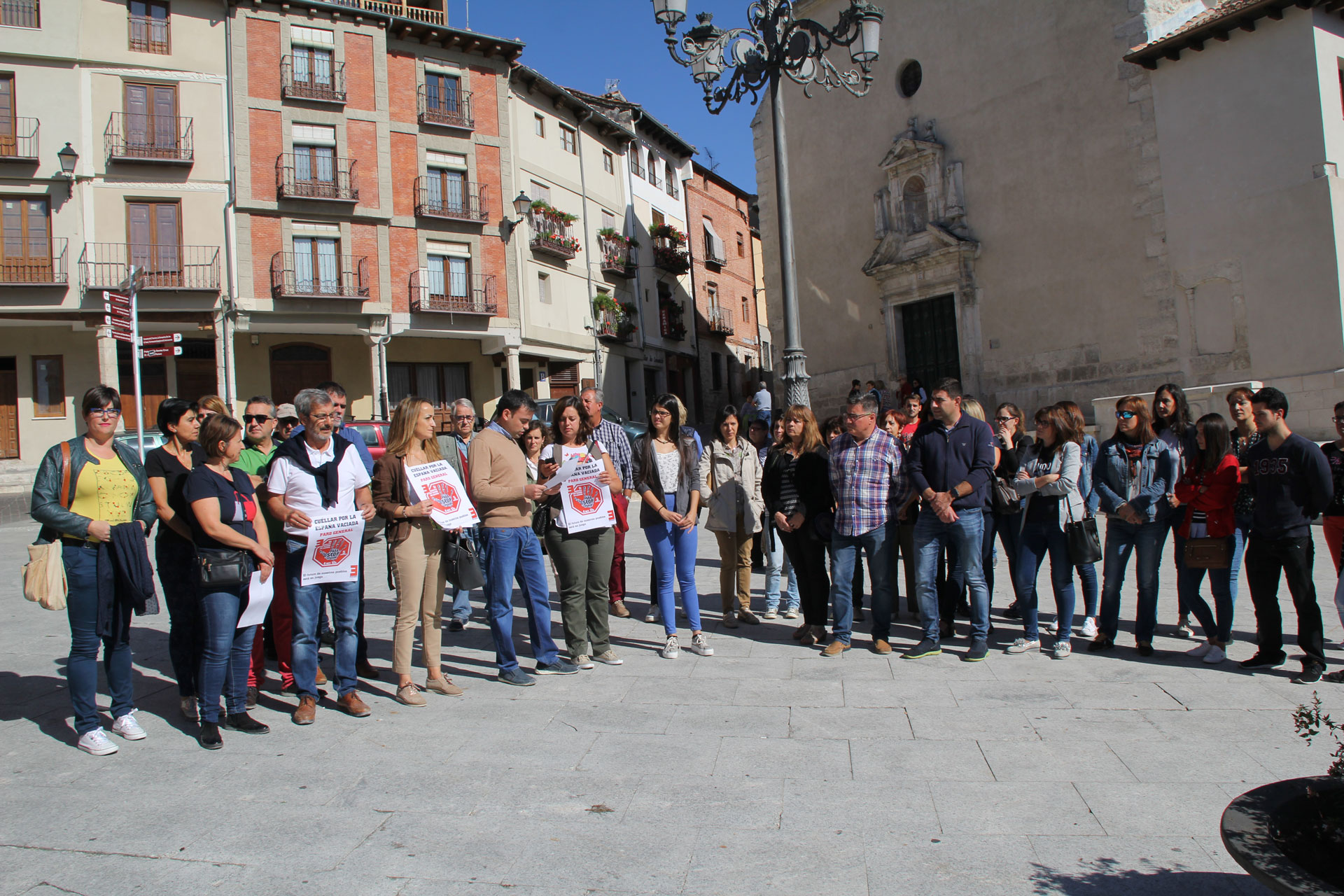 La corporación municipal, trabajadores y vecinos han parado en Cuéllar por la España Vaciada. / C.N.