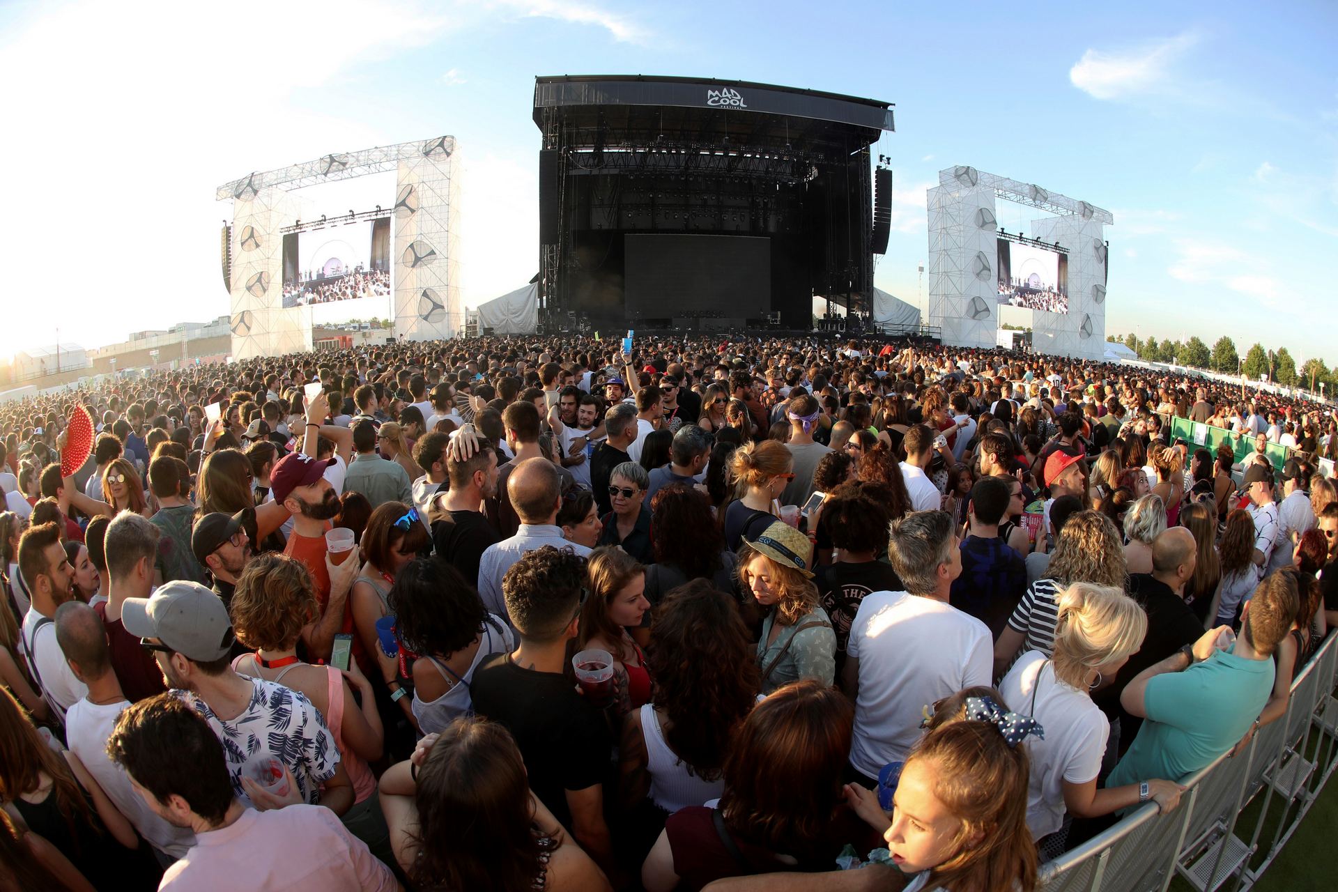 Millares de asistentes a la fiesta de bienvenida del festival Mad Cool de 2019. / efe