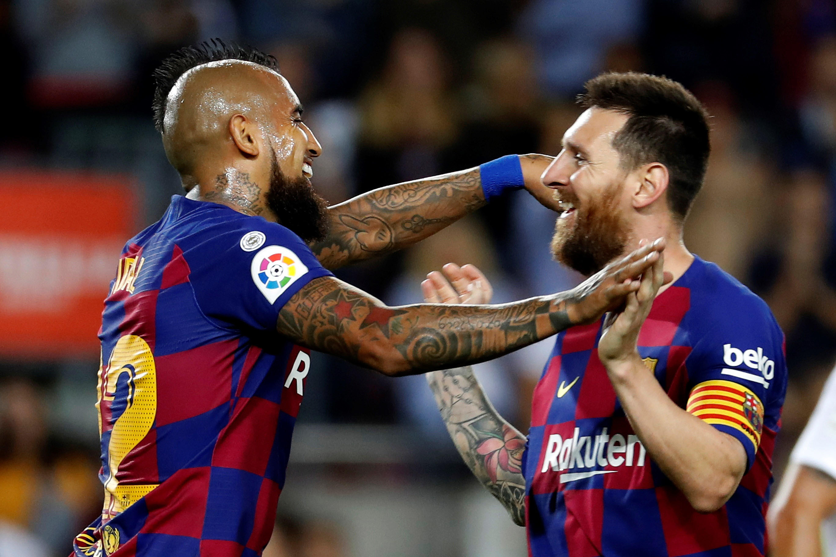 Arturo Vidal (izq) y Leo Messi celebran el segundo gol del Barça ante el Sevilla, obra del centrocampista chileno. / EFE