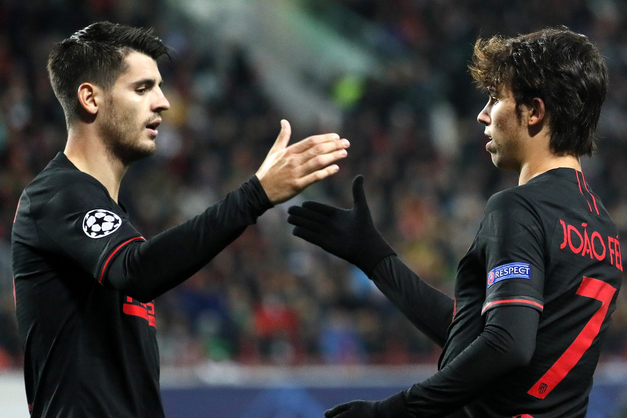 Álvaro Morata felicita a Joao Félix (dcha) después de marcar un gol al Lokomotiv de Moscú. / EFE