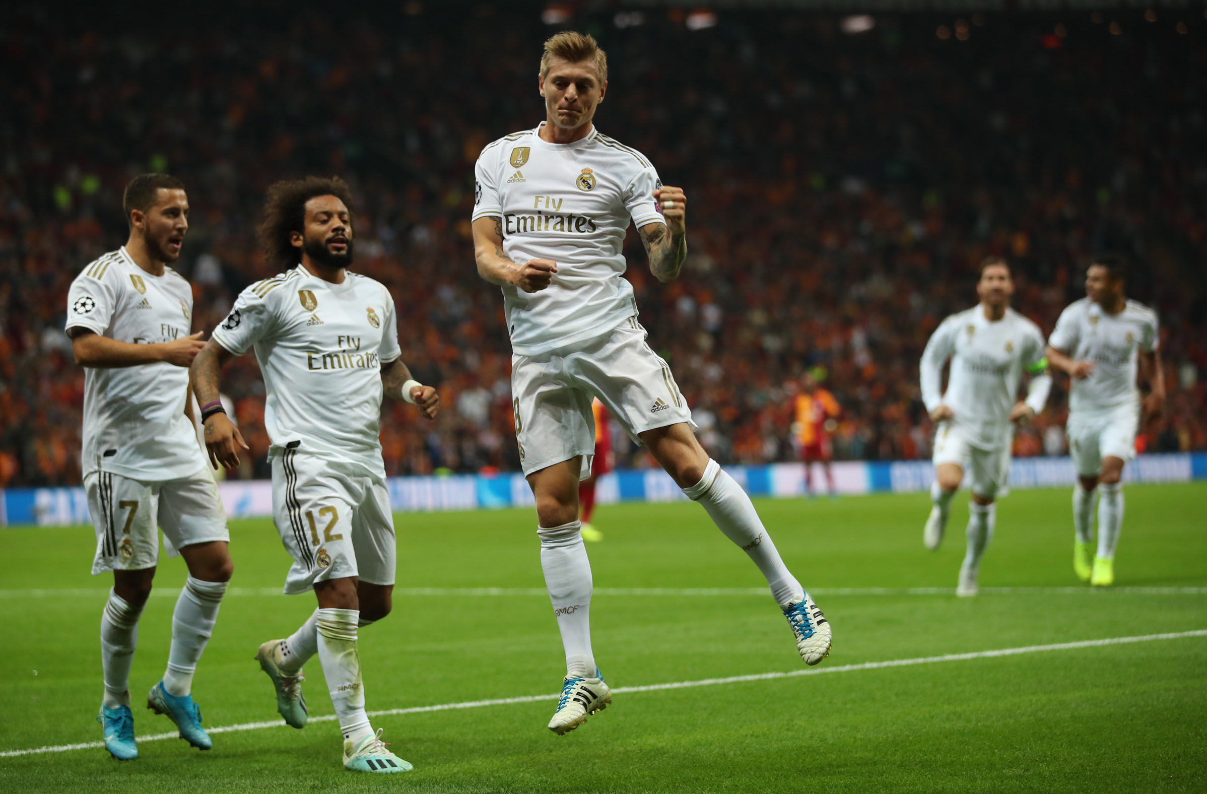 Toni Kroos (dcha) celebra el gol de la victoria del Real Madrid ante el Galatasaray turco. / EFE