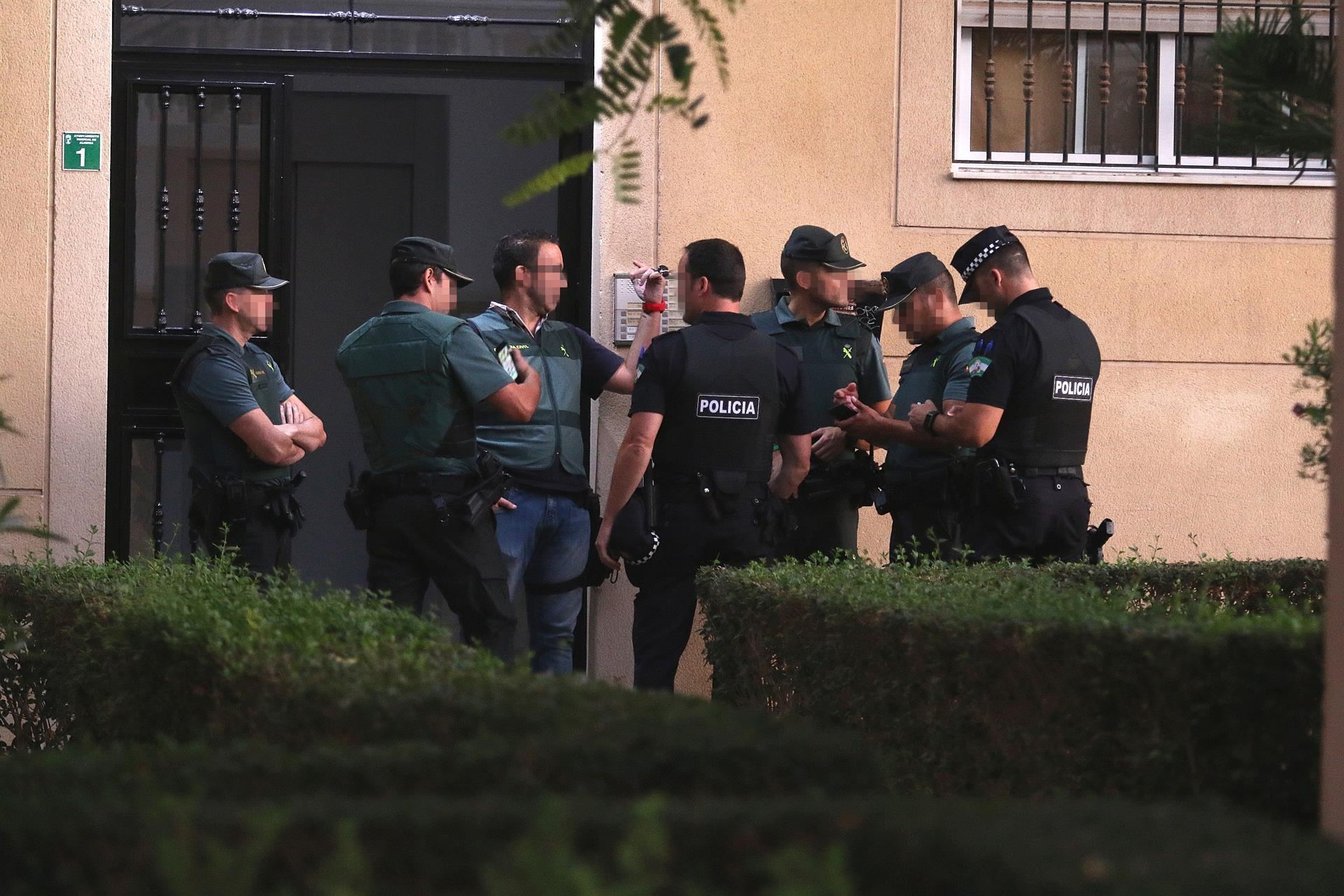 Agentes de Policía y Guardia Civil registran la casa de la madre.