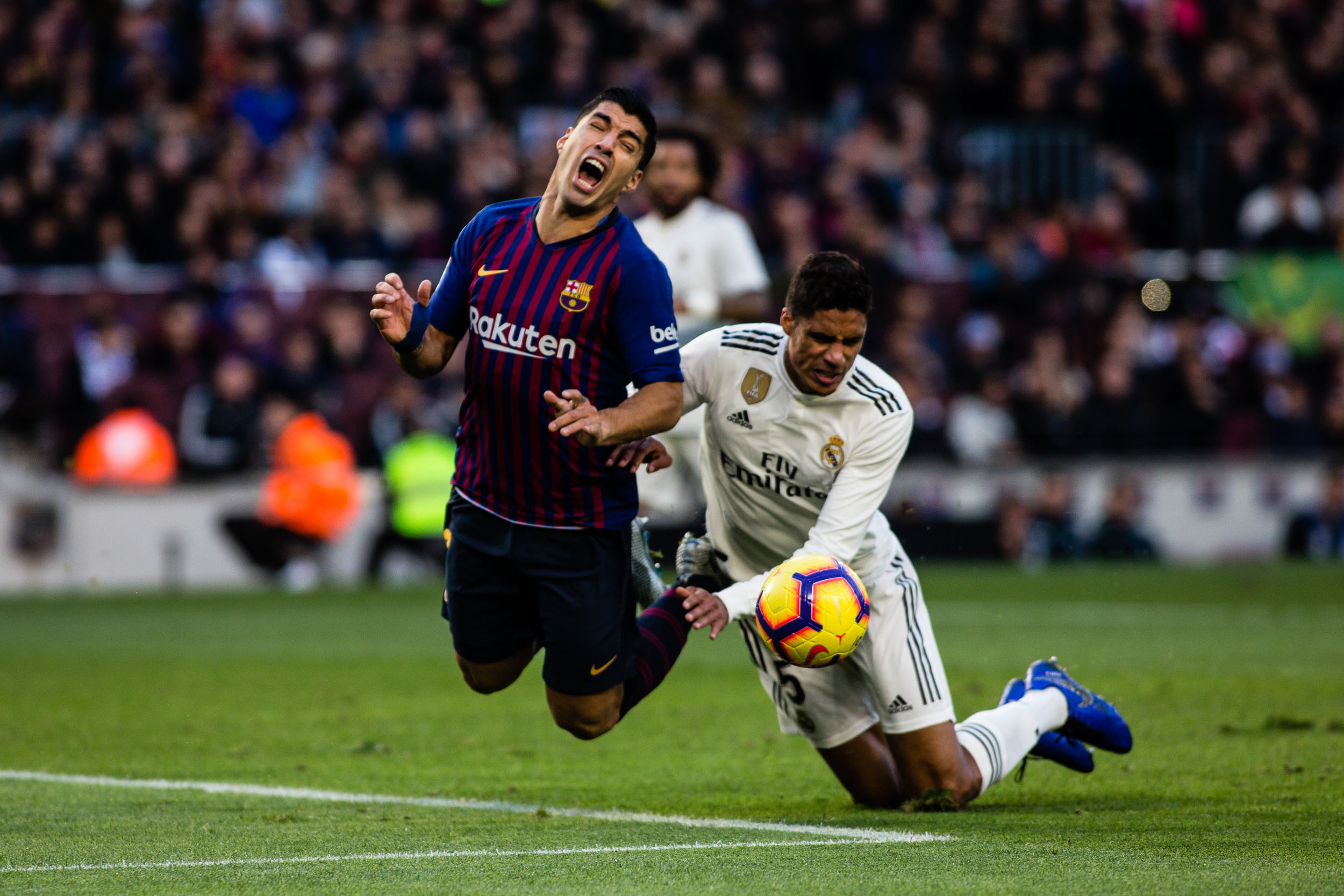 Luis Suárez (izq) y Raphael Varane, durante el FC Barcelona-Real Madrid de la pasada temporada en el Camp Nou. / E.P.