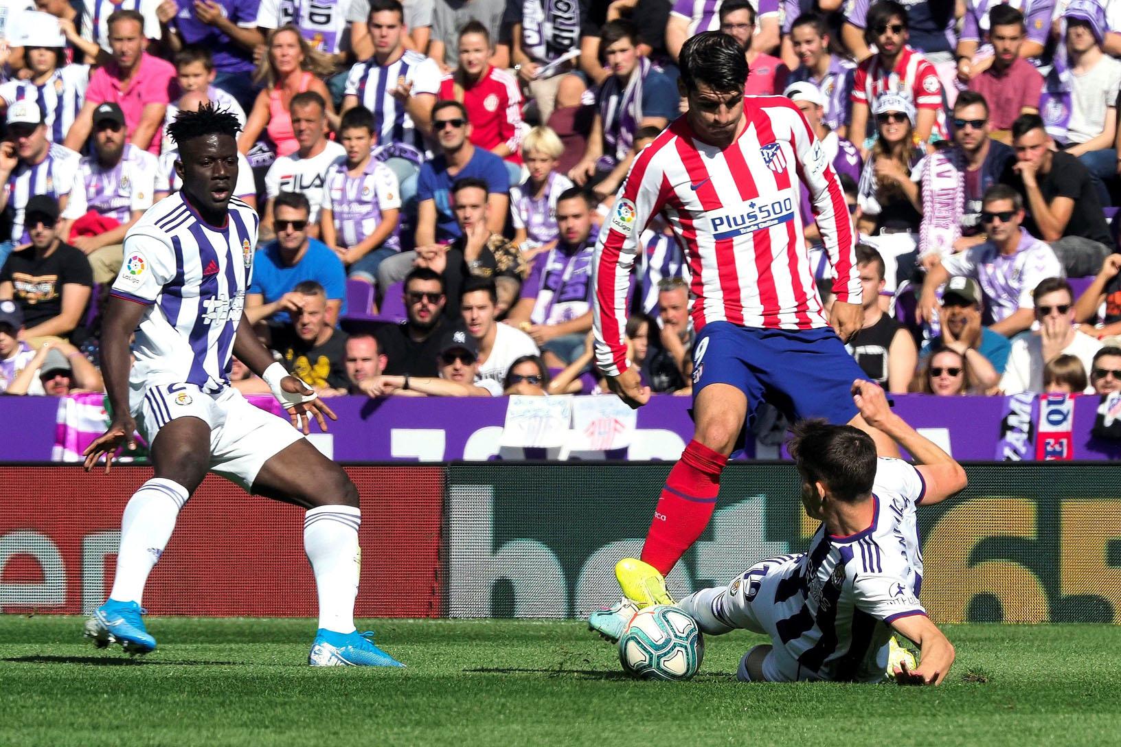 Toni Villa intenta arrebatarle a Álvaro Morata el balón con una falta saldada con tarjeta amarilla. / EFE