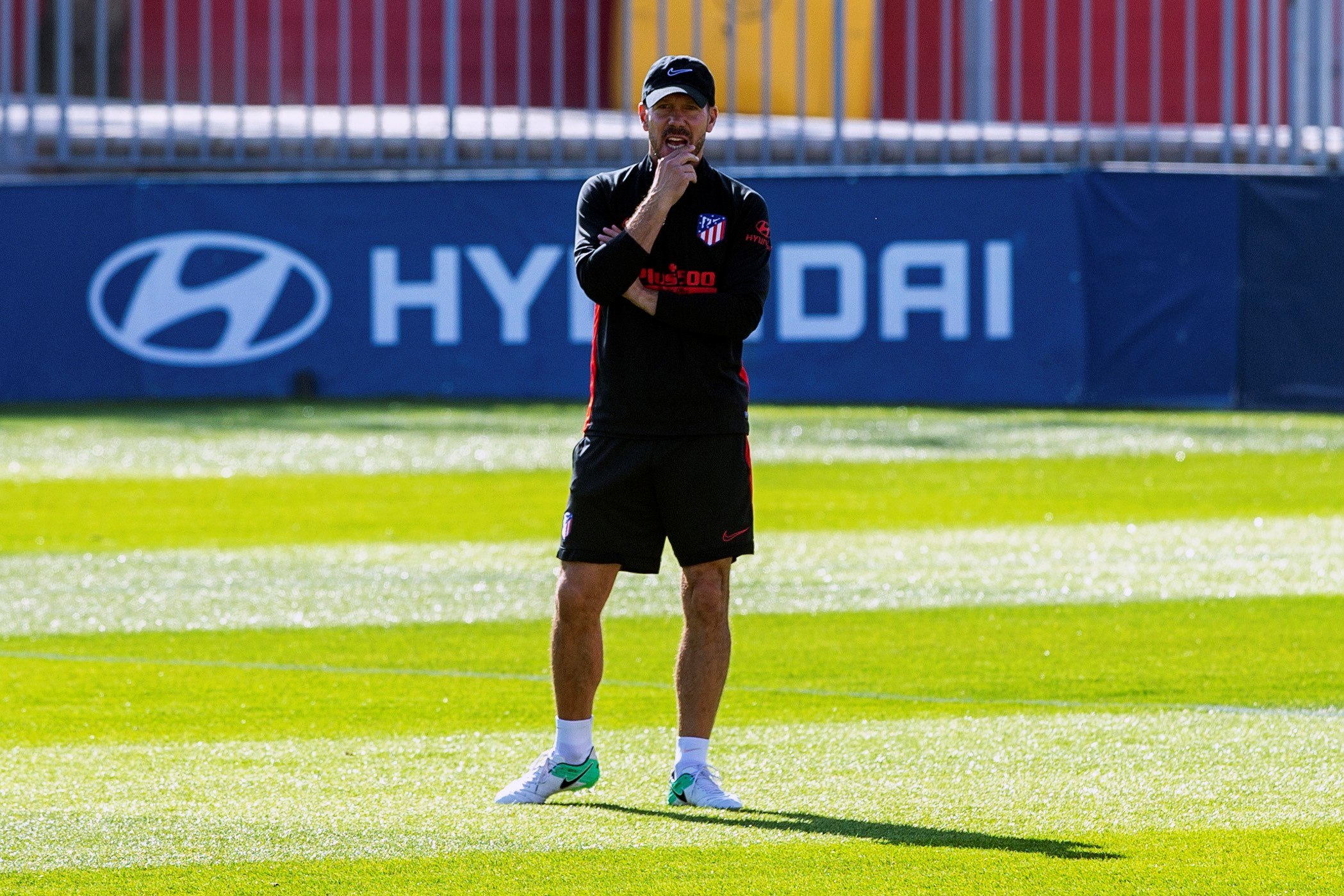 El entrenador del Atlético de Madrid, Diego Pablo Simeone, durante un entrenamiento. / EFE
