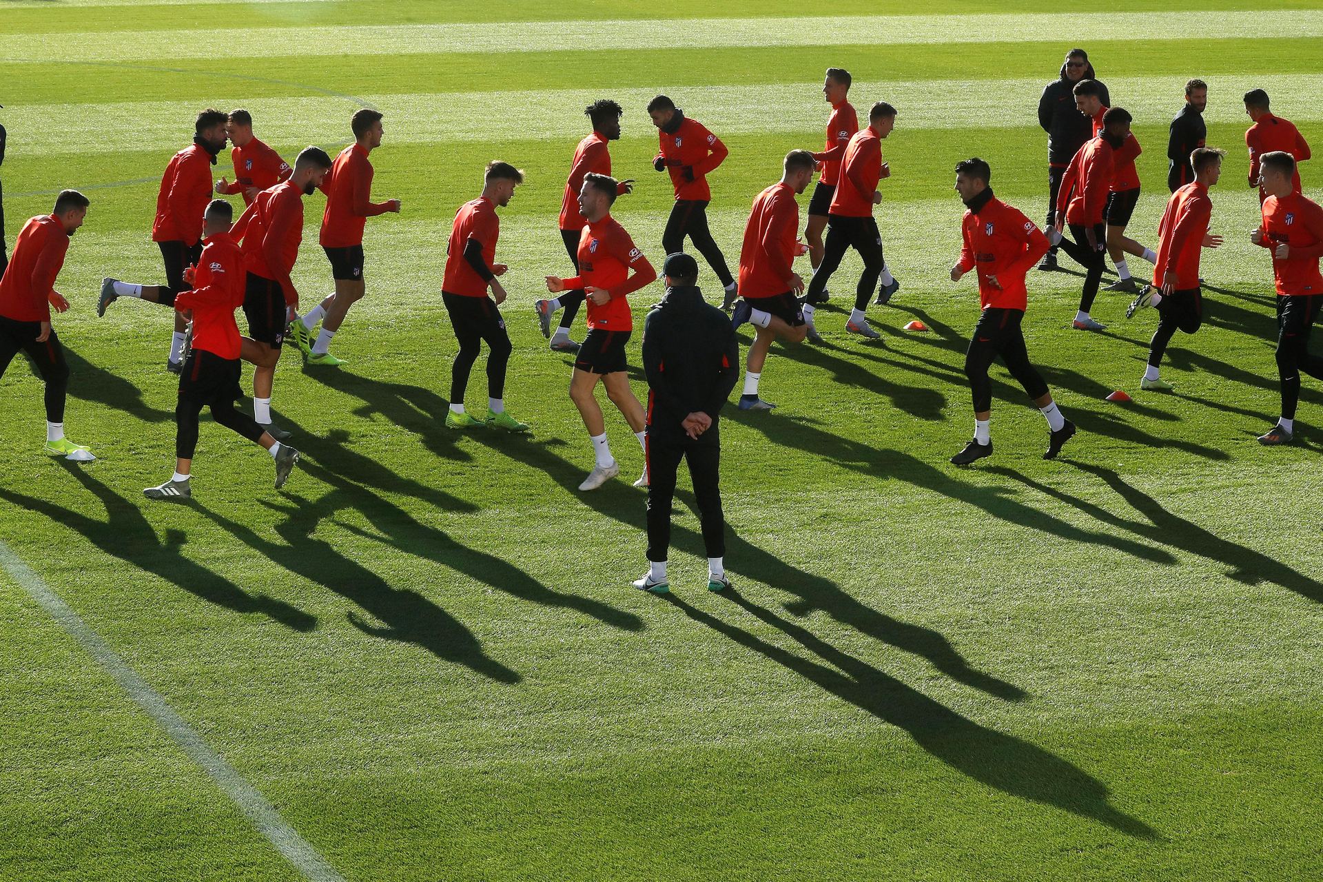 La plantilla del Atlético de Madrid se entrena en las instalaciones de la localidad madrileña de Majadahonda. / EFE