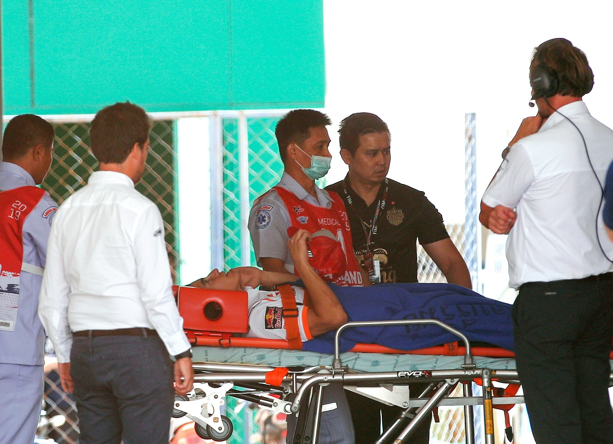 Marc Márquez, antes de ser trasladado al hospital de Buriram, donde le hicieron pruebas tras su fuerte caída. / EFE