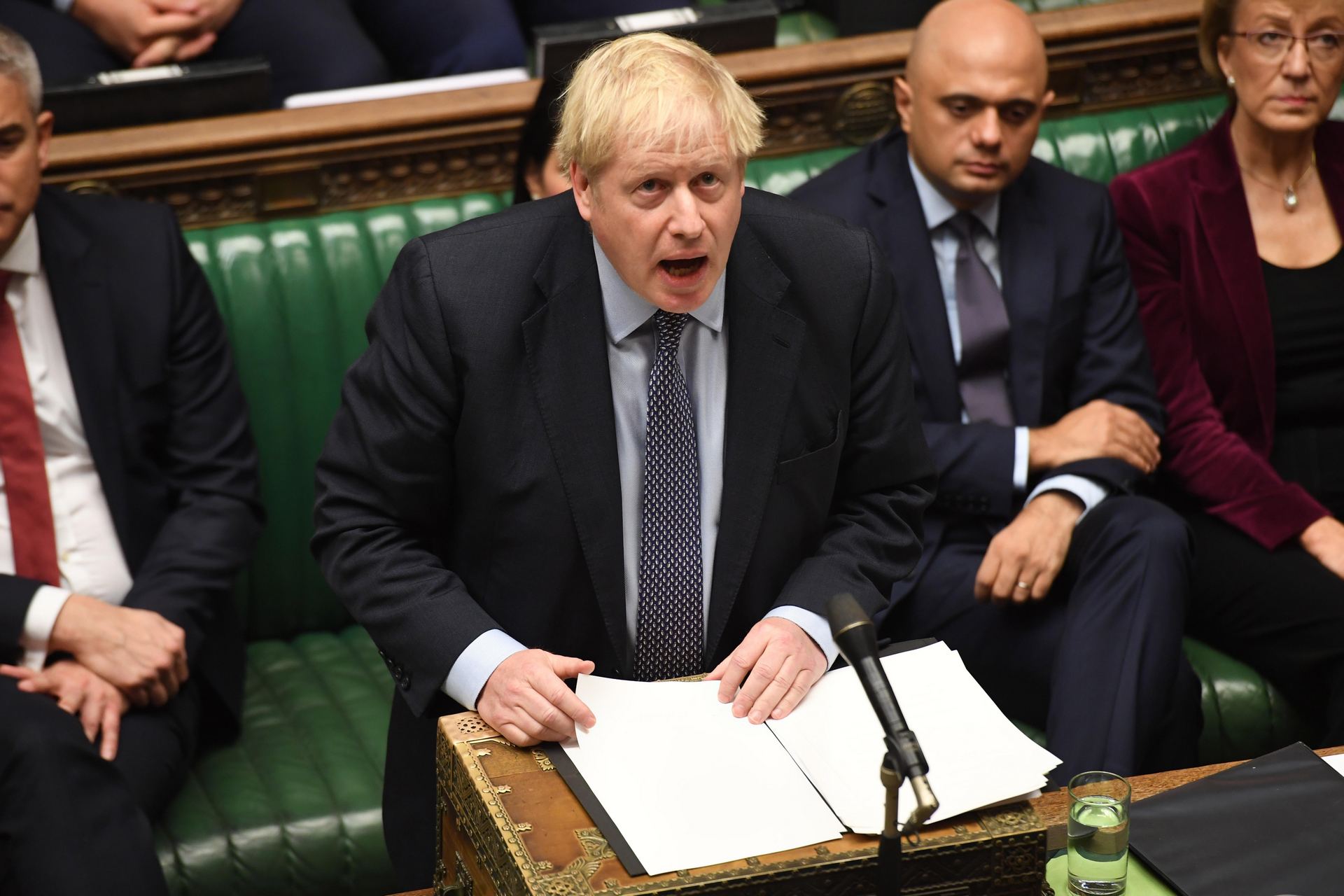 El primer ministro británico, el conservador Boris Johnson, pronuncia un discurso en la Cámara de los Comunes. / EFE