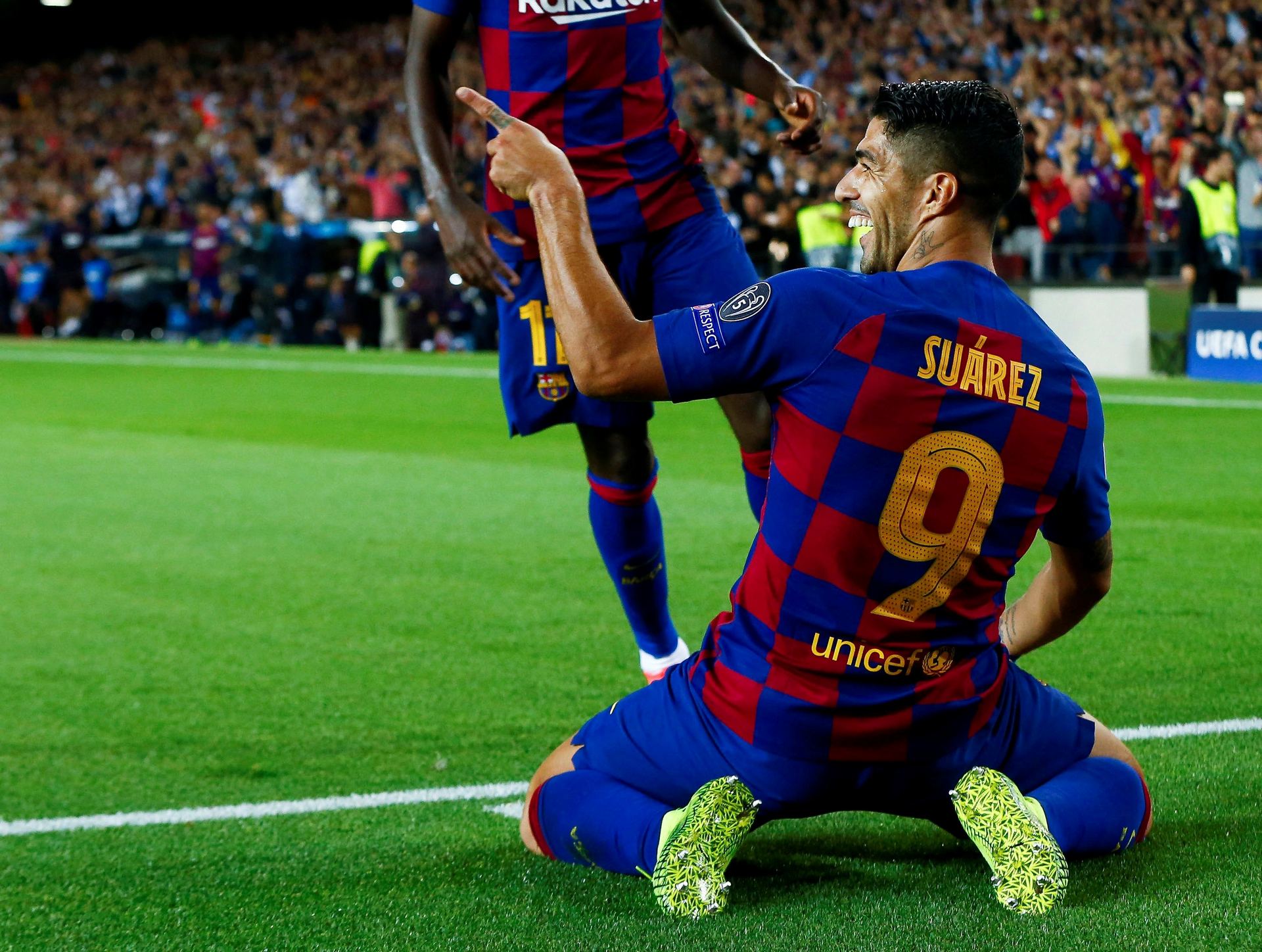 El delantero del FC Barcelona Luis Suárez celebra tras marcar el segundo gol ante el Inter de Milán. / EFE