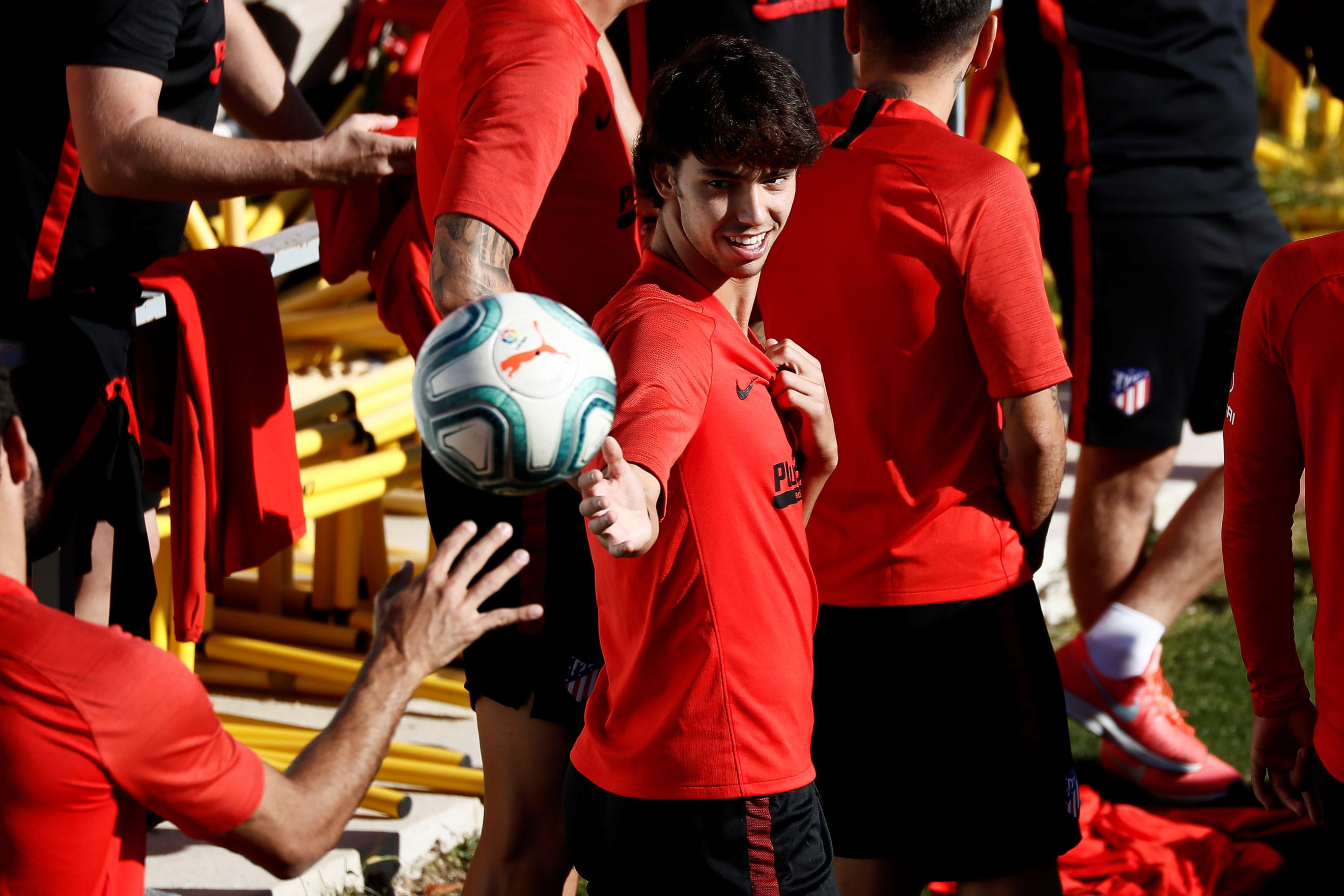 El portugués Joao Félix, en el entrenamiento de ayer del Atlético de Madrid. / EFE