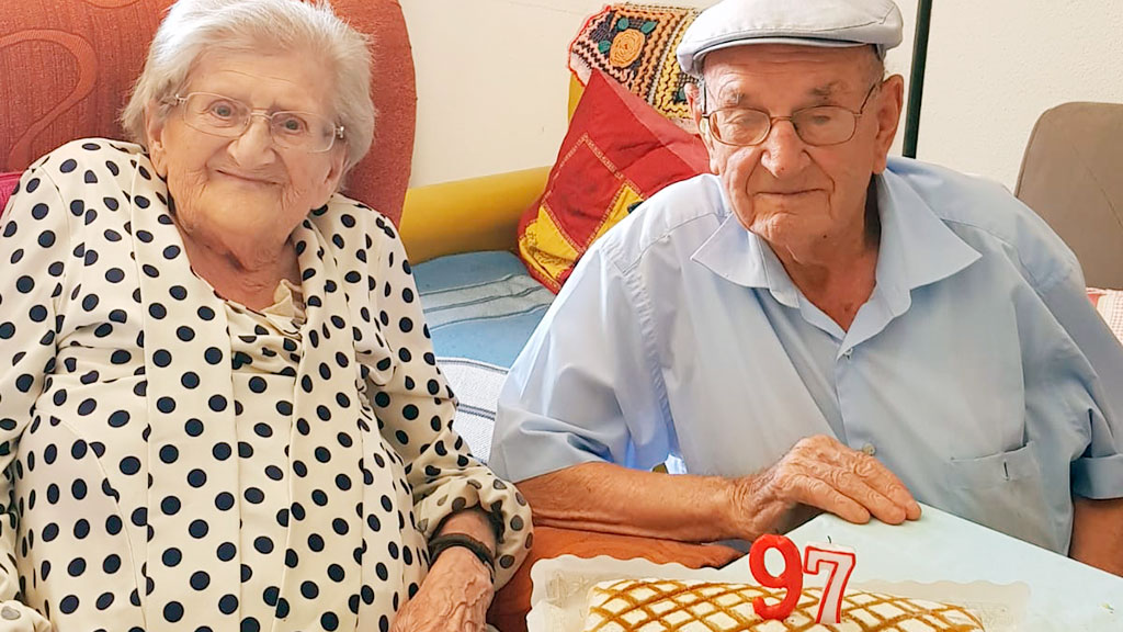 Teresa y Valeriano, en la fiesta de su 97 cumpleaños. / el adelantado