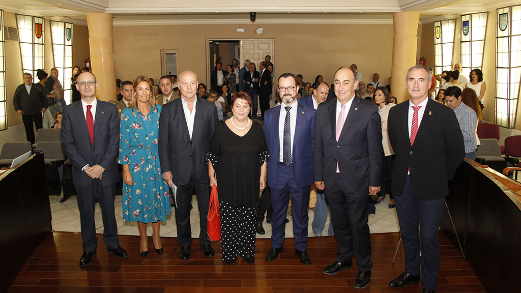 Juan Antonio Corbalán posa junto a la alcaldesa y otras autoridades políticas y académicas. / NEREA LLORENTE
