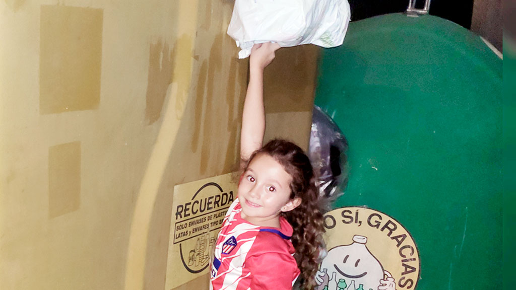 Los escolares de Cantalejo ya están practicando con el reciclaje. /E.A.