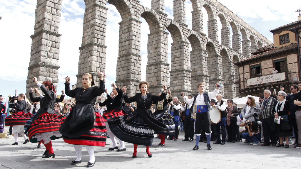 Una de las ‘paradas’ del pasacalles del Día del Folklore de la Asociación Andrés Laguna. / Nerea Llorente