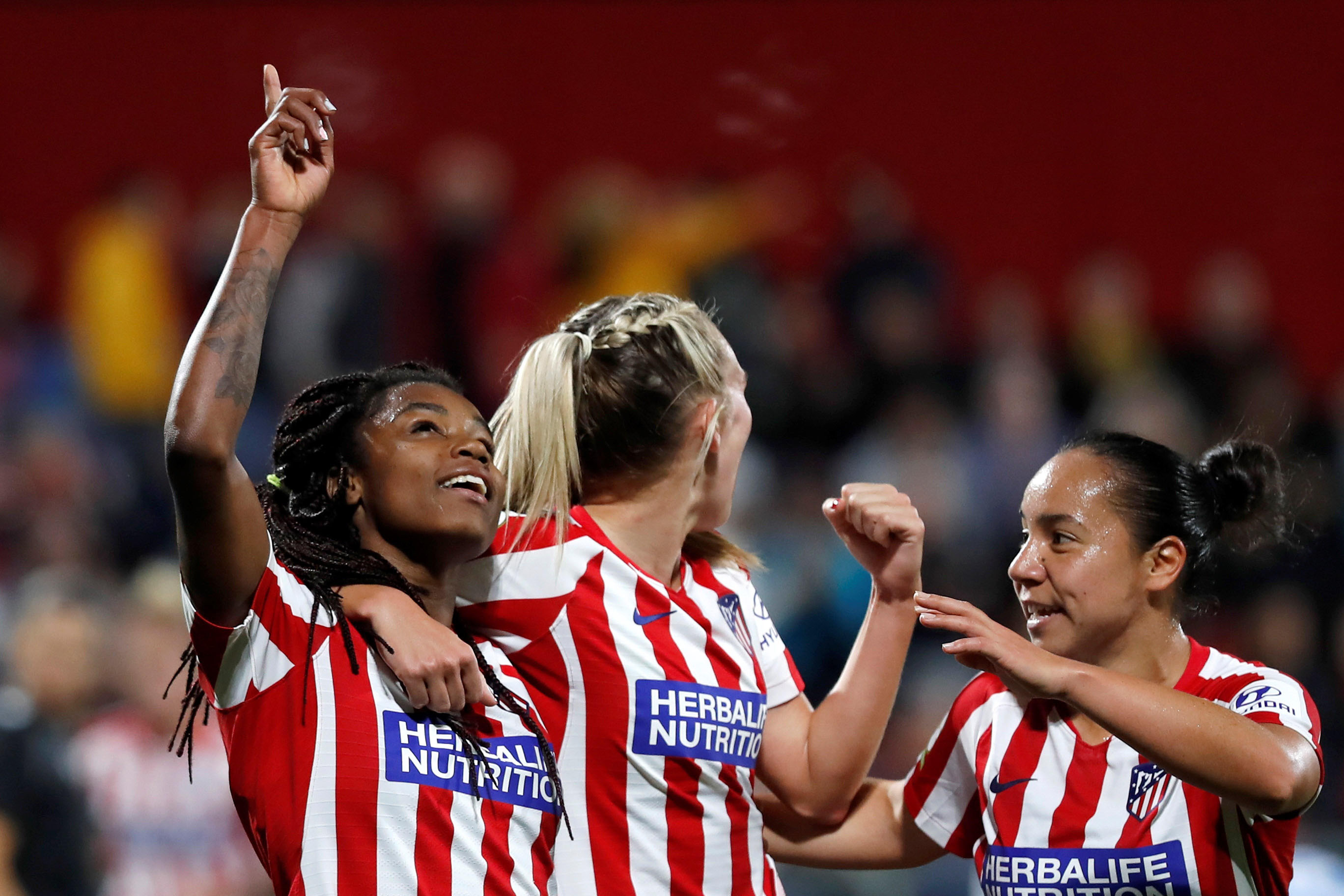 Ludmila (izq) celebra su gol ante el Manchester City. / EFE