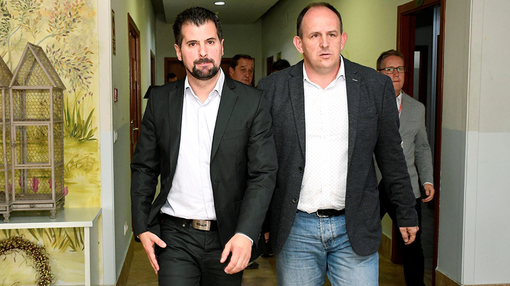 GRAF8608. SEGOVIA, 11/10/2019.-El secretario general del PSOE de Castilla y León, Luis Tudanca (i), junto al secretario provincial de Segovia y candidato al Congreso segoviano, José Luis Aceves, durante la comida-mitin celebrada con militantes del partido, este viernes, en Segovia. EFE/ Pablo Martín