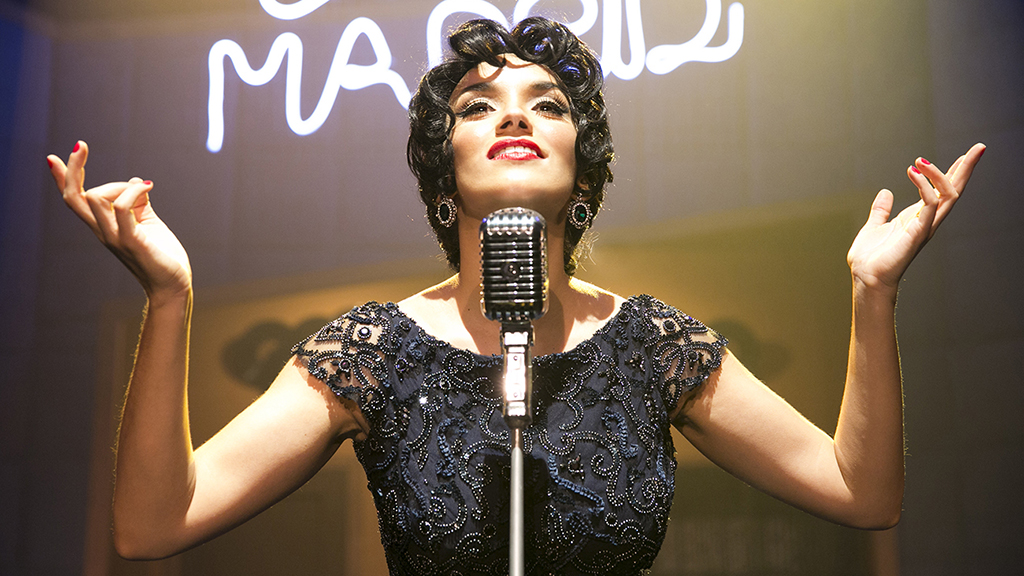 Guadalupe Lancho se pone en la piel de Sara Montiel. / E. A.