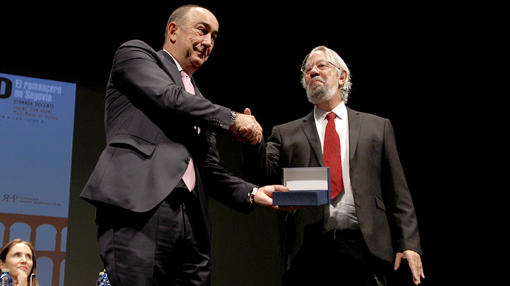 De Vicente recibe el archivo sonoro de manos del presidente de la Fundación Menéndez Pidal. / EL ADELANTADO