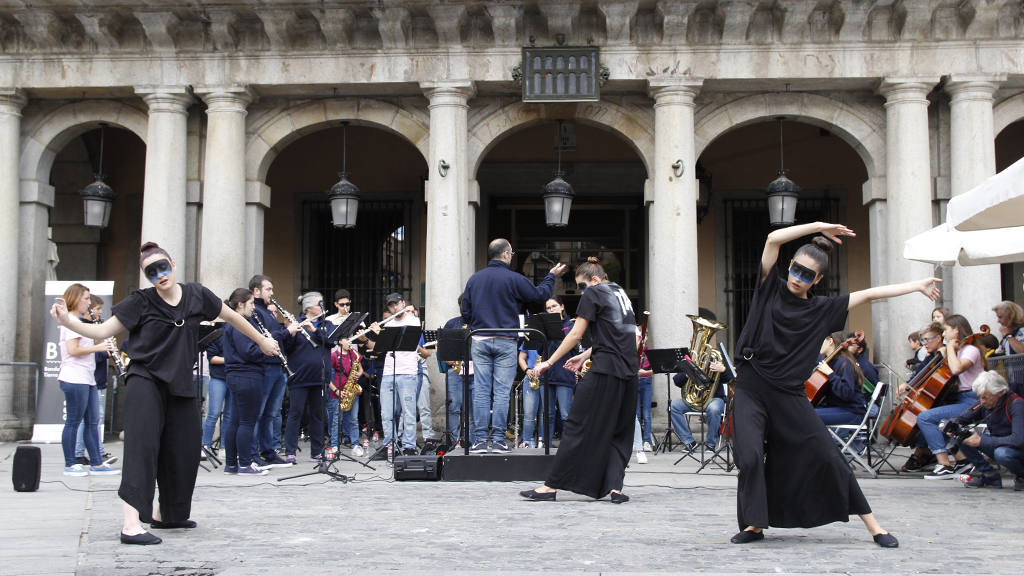 Las bailarinas del grupo Out of confort danzan frente a los músicos de la BTS. / Nerea Llorente