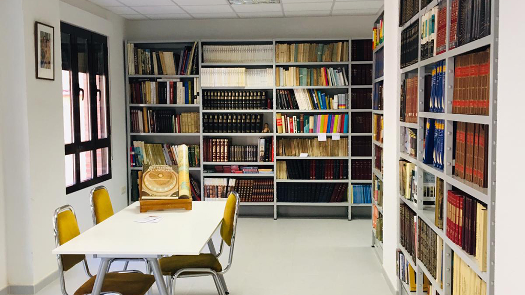 Una de las salas de la biblioteca diocesana de Segovia, que dispone de más de 20.000 volúmenes. / E. A.