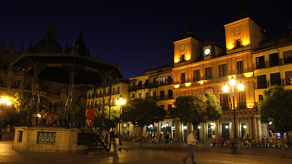 La fachada del Ayuntamiento, iluminada de color naranjas que identifica el Día de la Salud Mental. / NEREA LLORENTE