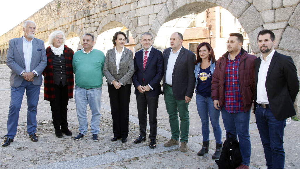 La ministra, junto a los representantes de los colectivos sindicales, empresariales y sociales, en Segovia. / NEREA LLORENTE