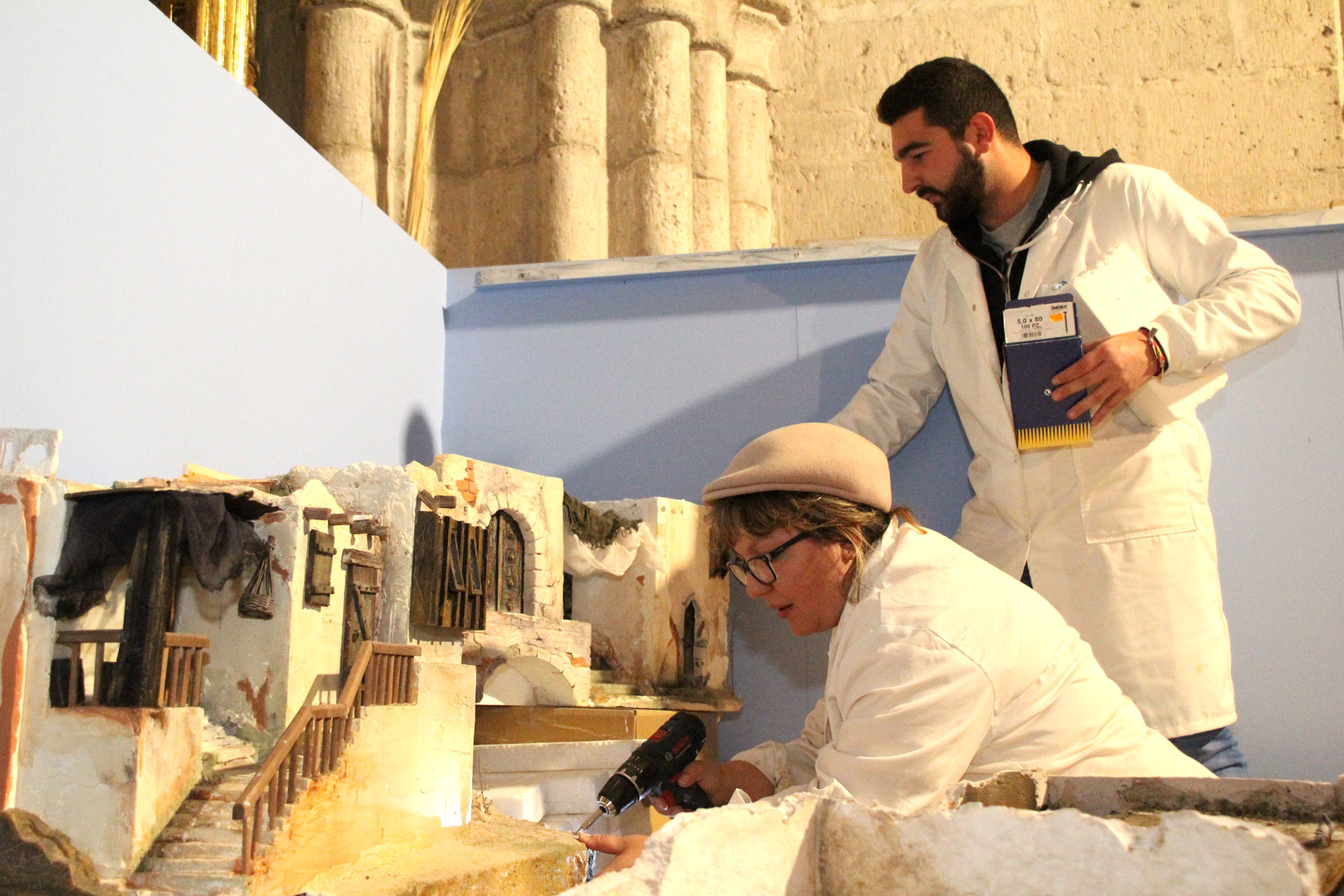 Los belenistas ya montan su creación en la iglesia parroquial de San Miguel./ c.n.