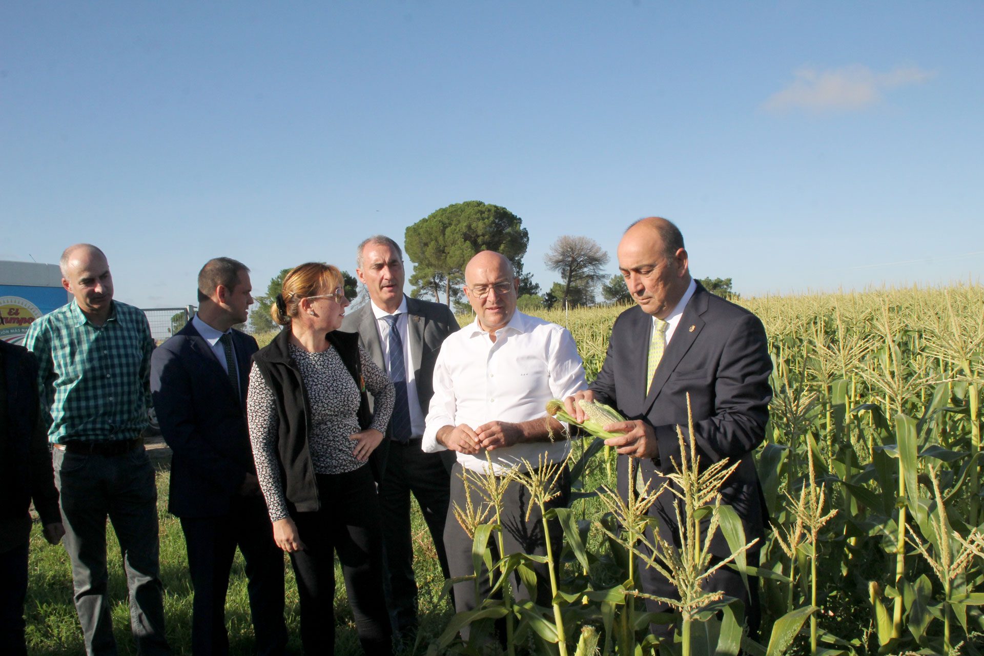 Visita del Consejero de Agricultura a los cultivos e instalaciones de la empresa Hijos de Teodoro Muñoz, El Campo