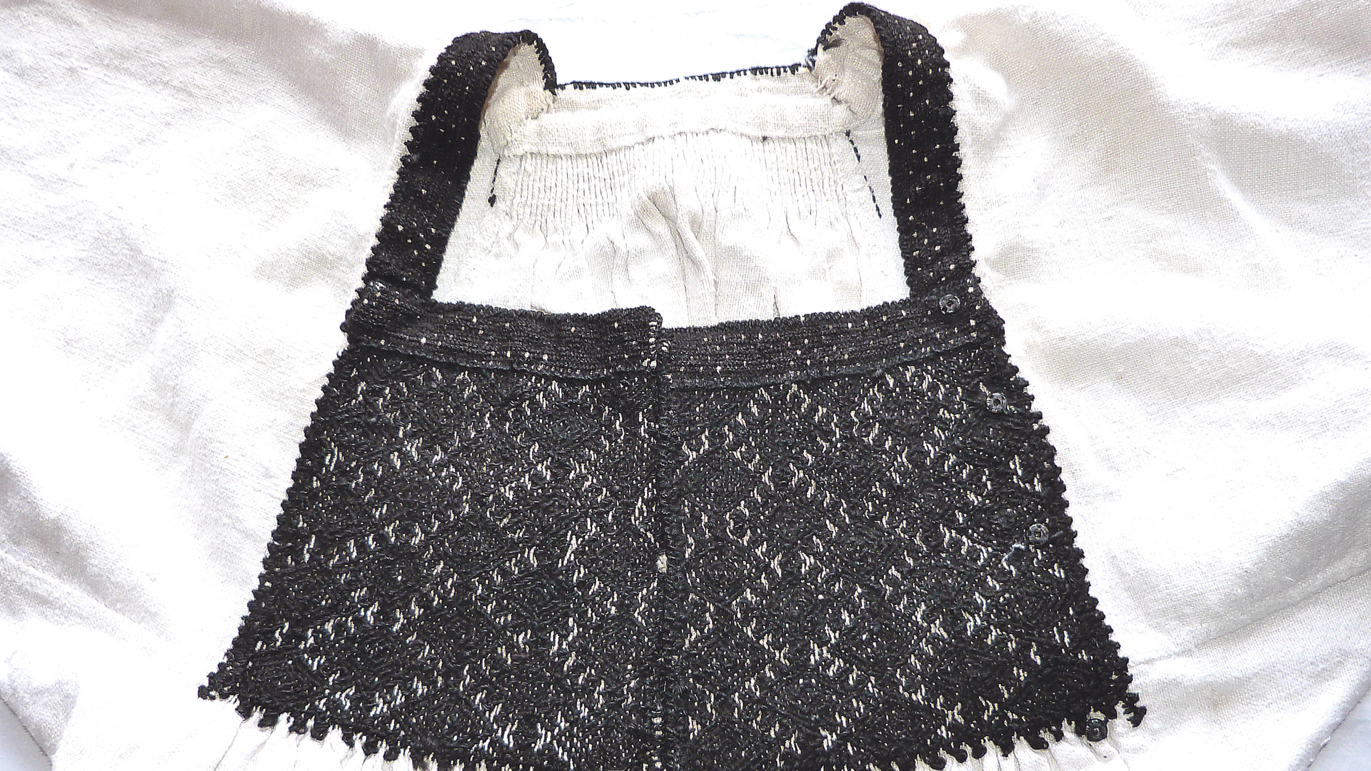 Detalle de camisa de mujer. / Colección Familia Sacristán, de Cabezuela (Segovia)