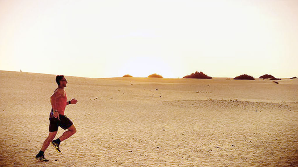 Luis Alonso, entrenando en Fuerteventura preparando los 100 Kilómetros del Sahara. / EL ADELANTADO