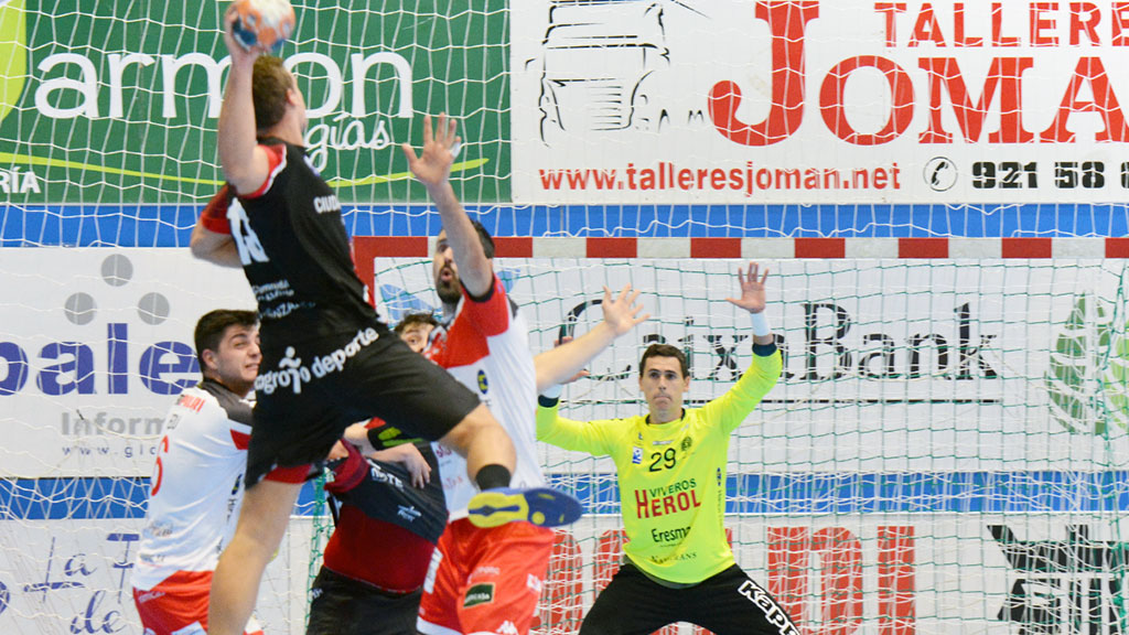 Yeray Lamariano, preparado para intervenir ante el lanzamiento de un jugador del BM Logroño. / AMADOR MARUGÁN