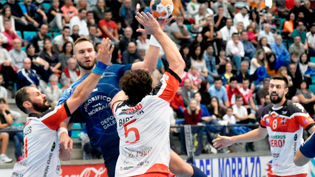 Adrián Rosales y Miguel Baptista tratan de defender al lanzador del Cangas. / JOSÉ LORENZO NÚÑEZ