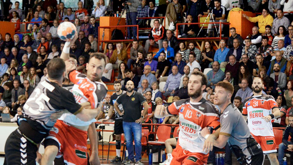 Carlos Villagrán es frenado por un jugador del Liberbank Cuenca en un momento del partido. / AMADOR MARUGÁN