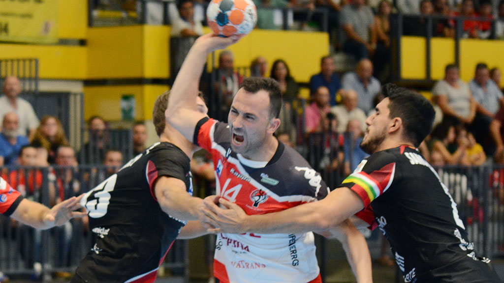 Carlos Villagrán es frenado en su avance por dos jugadores del Balonmano Logroño. / AMADOR MARUGÁN