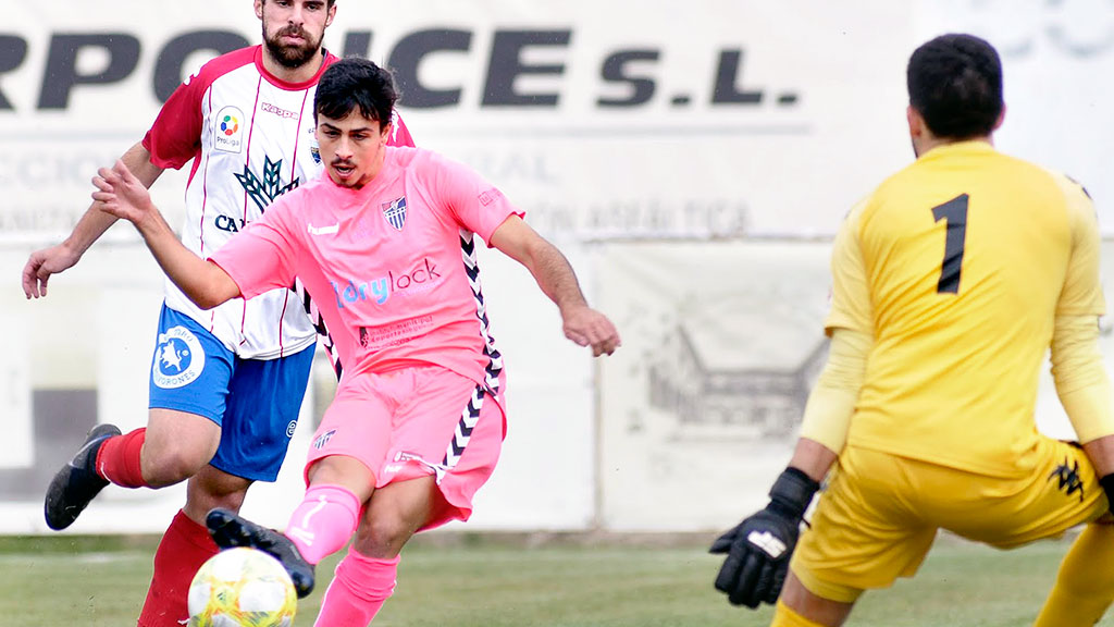De esta manera logró Javi Borrego marcar el primer gol de la Gimnástica Segoviana en el campo del Atlético Tordesillas. / JUAN MARTÍN - GIMNÁSTICA SEGOVIANA