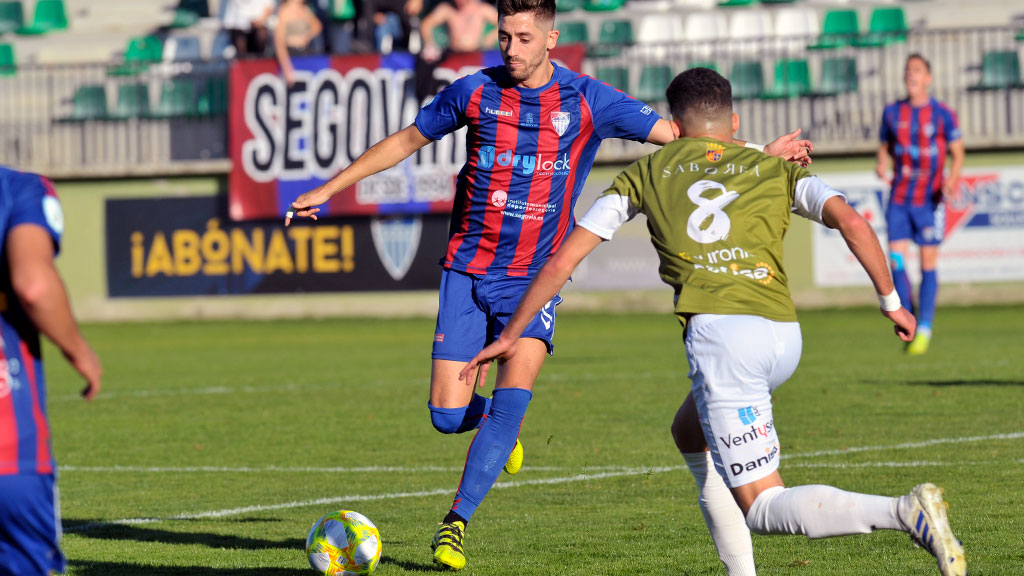 Dani Calleja intenta el lanzamiento ante la presión de un contrario. / KAMARERO