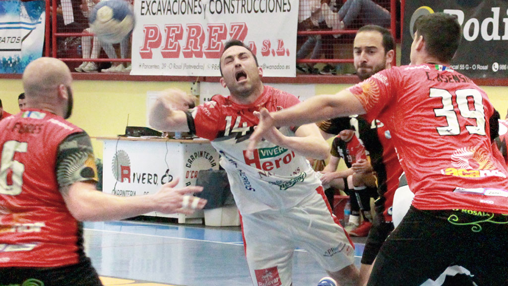 Carlos Villagrán intenta enviar la bola hacia el lateral en un momento del último partido de liga ante el Novás. / A. MARUGÁN
