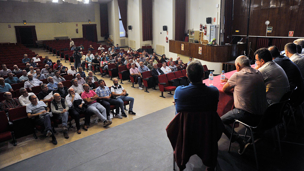 El Salón de Actos del Instituto Andrés Laguna, con los socios escuchando las explicaciones del presidente de la Segoviana, Agustín Cuenca, que estuvo arropado por todos los miembros de la Junta Directiva. / KAMARERO