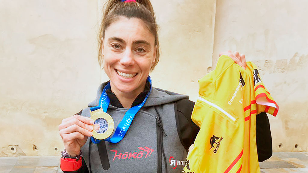 Helena Herrero, con la medalla de oro obtenida en el campeonato de España de Duatlón de 2018. / EL ADELANTADO