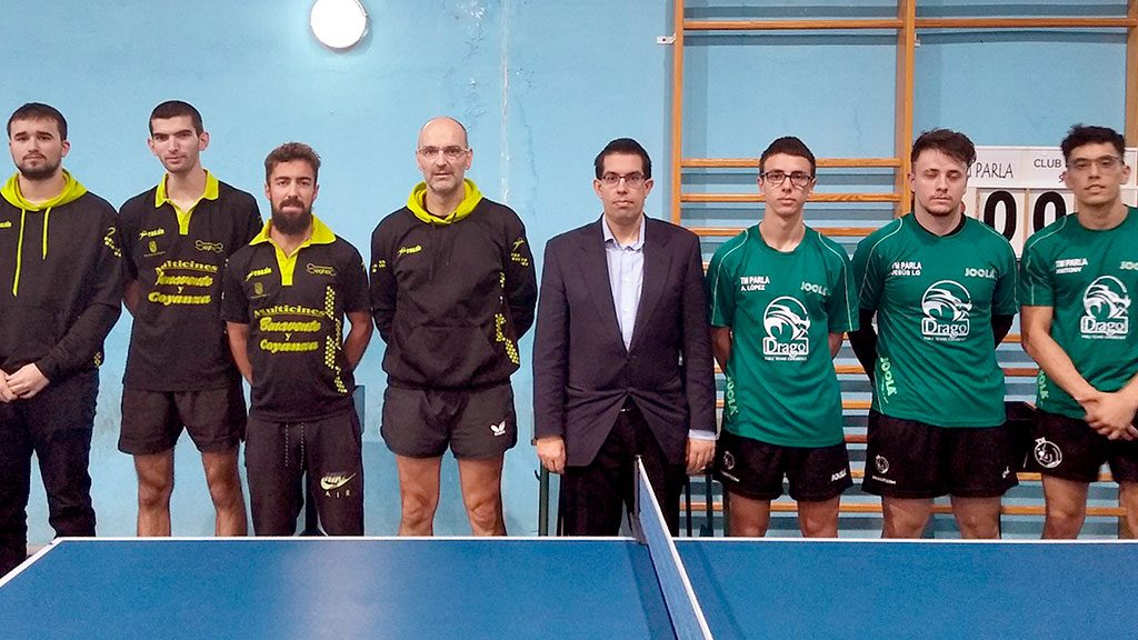 Los jugadores del CD Seghos (izquierda) y del TM Parla, en los prolegómenos del partido que les enfrentó en la ciudad madrileña. / CD SEGHOS