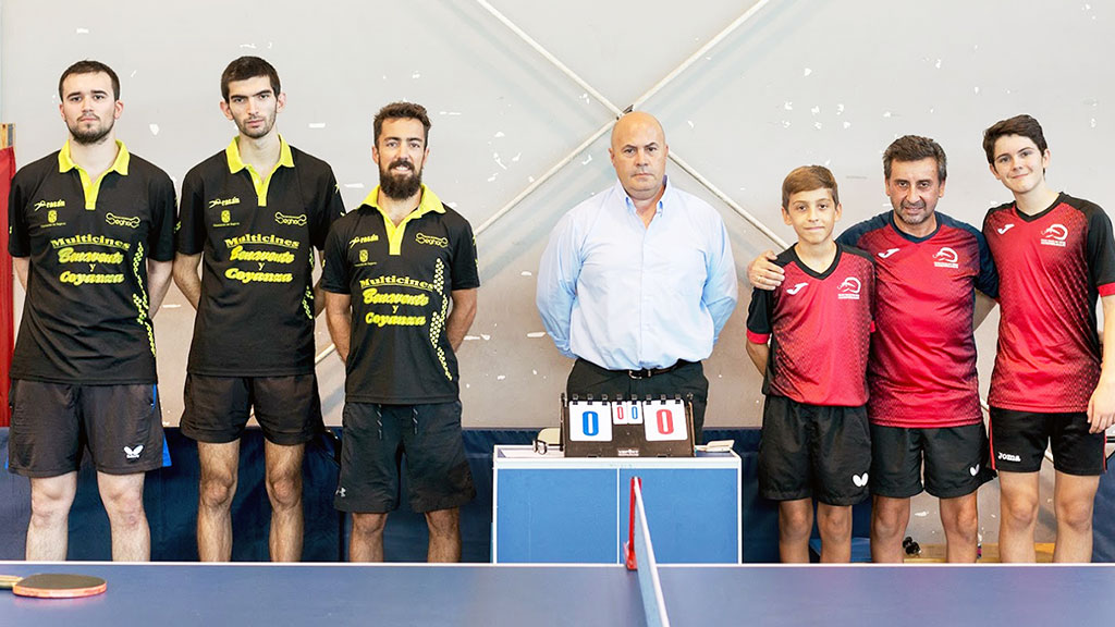 Los jugadores de CD Seghos y Extremadura Almendralejo, antes del encuentro. / CD SEGHOS