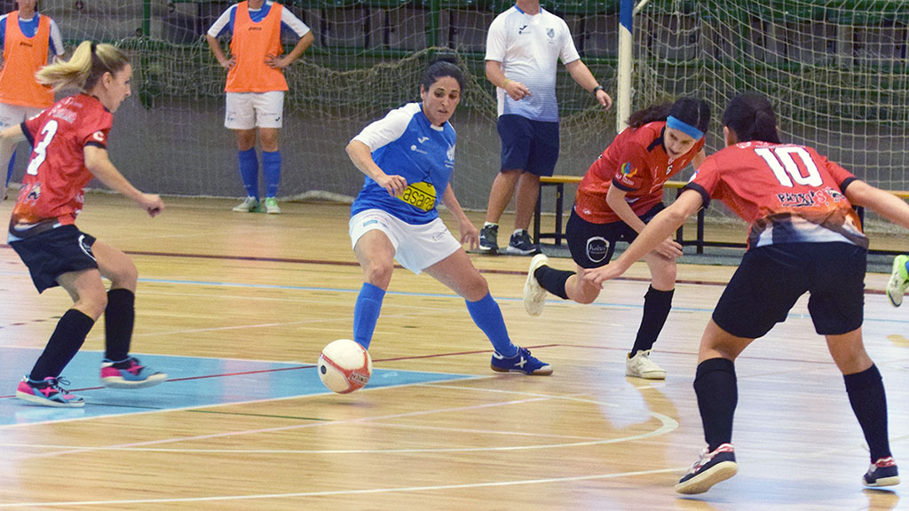 La jugadora del Unami CP Laura Llorente corta un balón en el partido frente al CFS Villacañas. / ROCÍO PARDOS