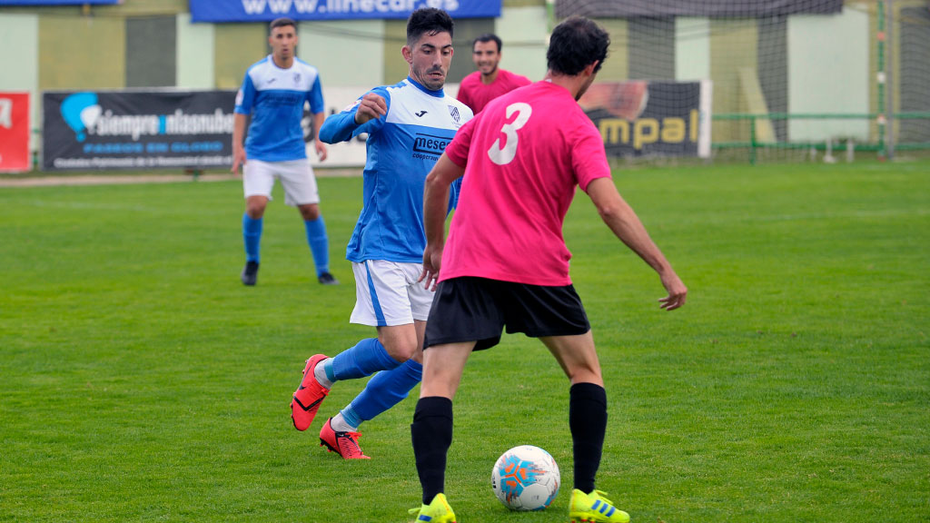Rivales de altas aspiraciones para el Unami y el Turégano 1 El delantero del Unami Héctor Álvarez 'Koby' intenta cortar un balón. / KAMARERO