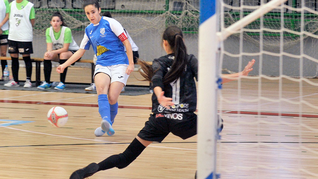 La capitana del Unami CP Rocío Marín 'Ro' dispara a puerta frente a la portera del CD Inter Sala, en el partido disputado en el pabellón Pedro Delgado. / KAMARERO