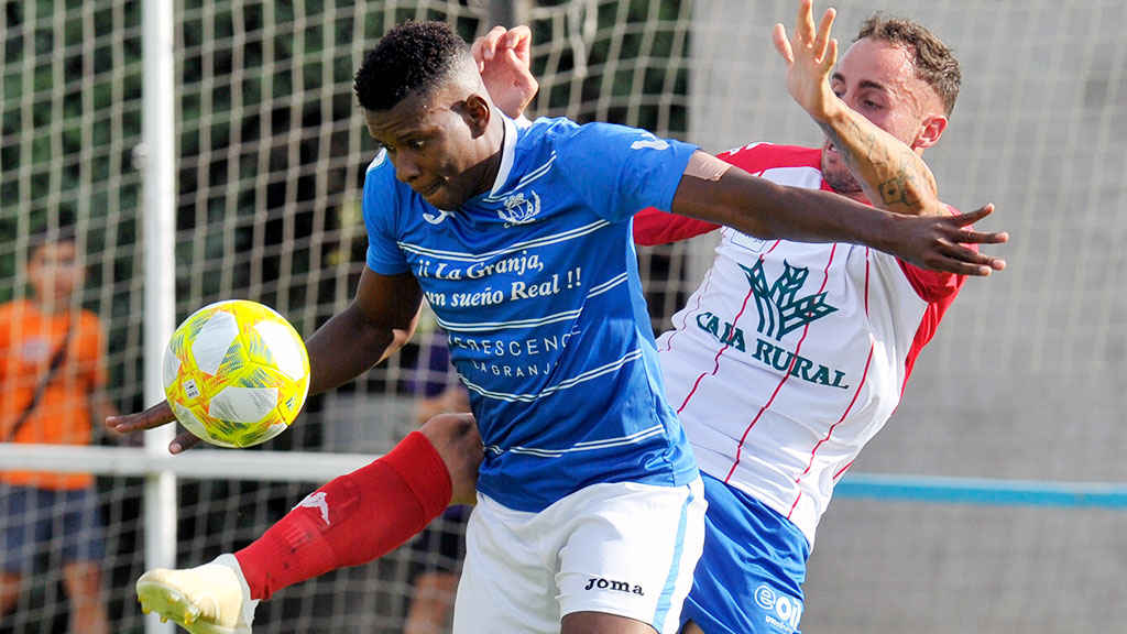 El delantero del CD La Granja Jonan protege un balón. / KAMARERO