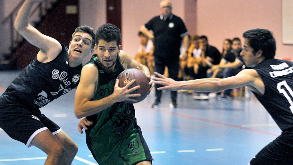 El jugador del CD Claret Kevin Moreno se dispone a entrar a canasta frente al CB Soria. / KAMARERO