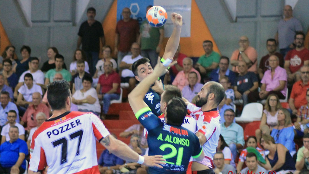 Edu Fernández intenta conectar con Andrés en la imagen de archivo. / O. MARTÍN