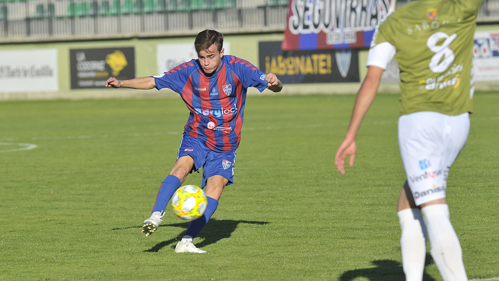 El centrocampista de la Gimnástica Segoviana Elías Hevia ejecuta un balón en largo durante un partido. / KAMARERO