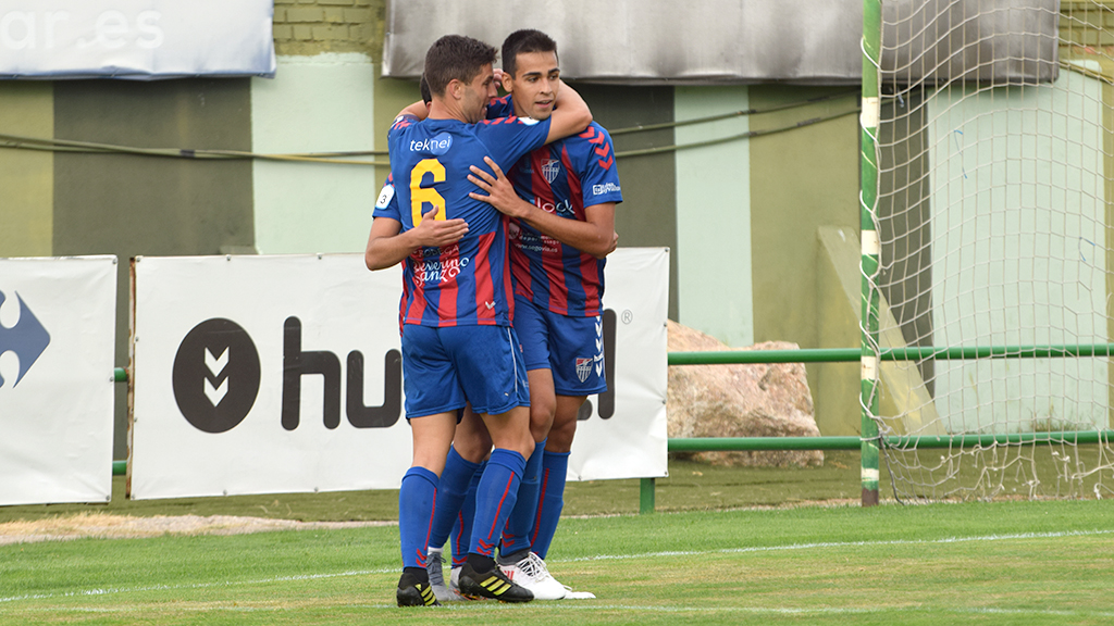 Dani Abad y el capitán Manuel Olmedilla 'Manu' celebran con Diego Gómez uno de sus goles. / ROCÍO PARDOS